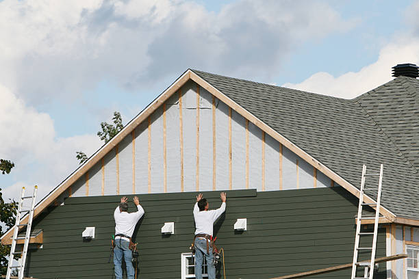 Professional Siding technician working in Robinson, TX
